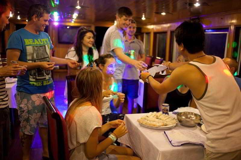 Halong Aurora Cruises Lägenhet Ha Long Restaurang bild